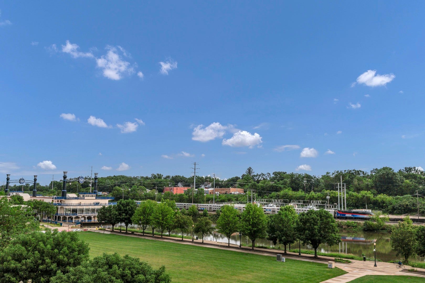 161 S Grove Avenue, Elgin, IL 60120 161 S Grove Avenue, Elgin, IL 60120