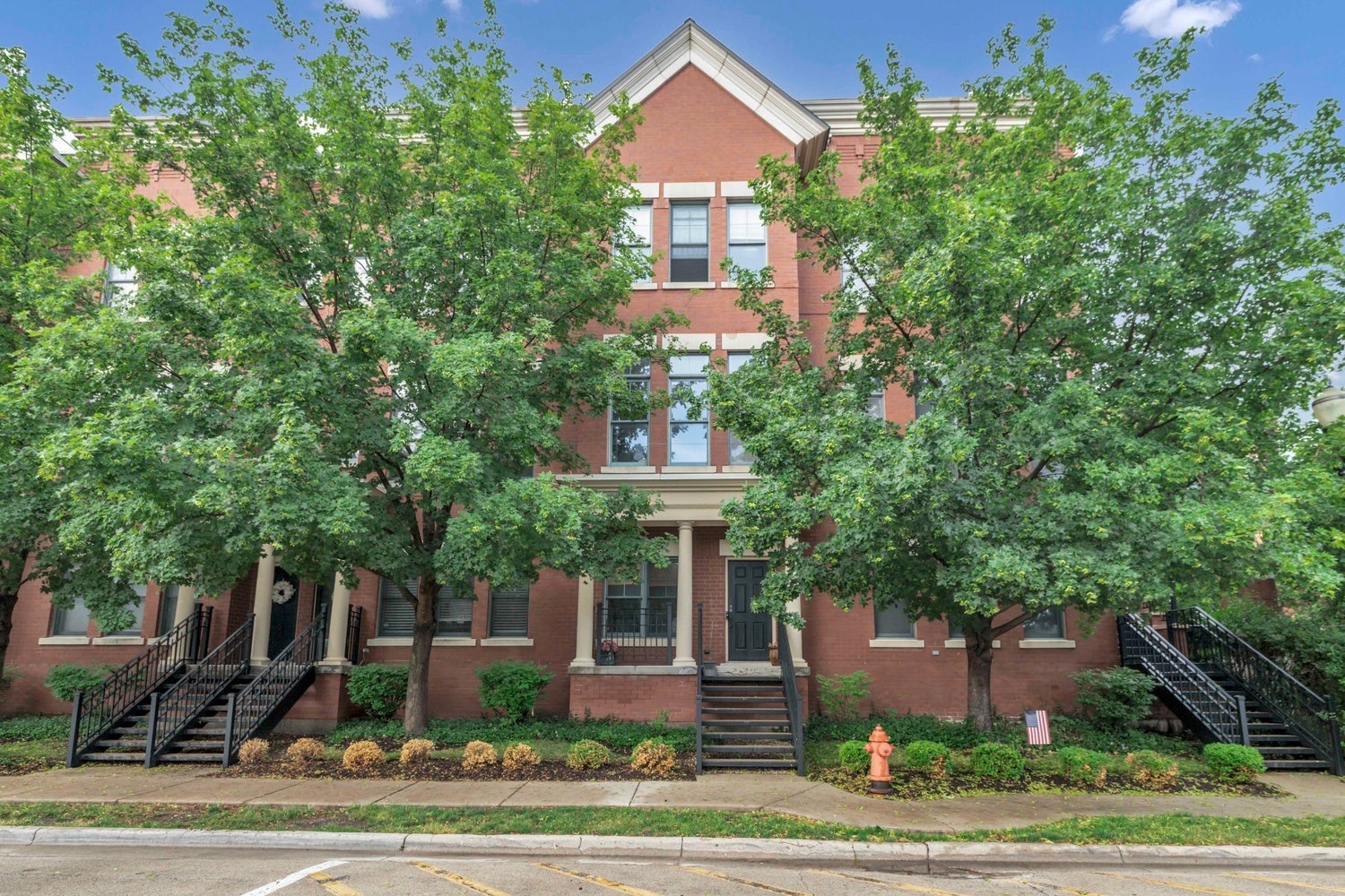 161 S Grove Avenue, Elgin, IL 60120 161 S Grove Avenue, Elgin, IL 60120