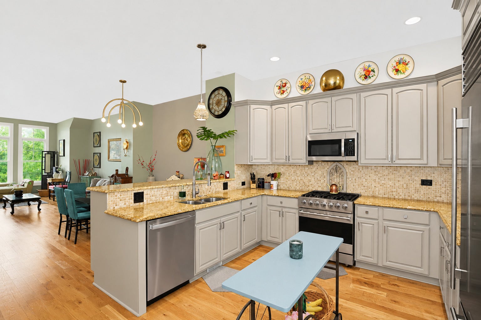 161 S Grove Avenue, Elgin, IL 60120 161 S Grove Avenue, Elgin, IL 60120