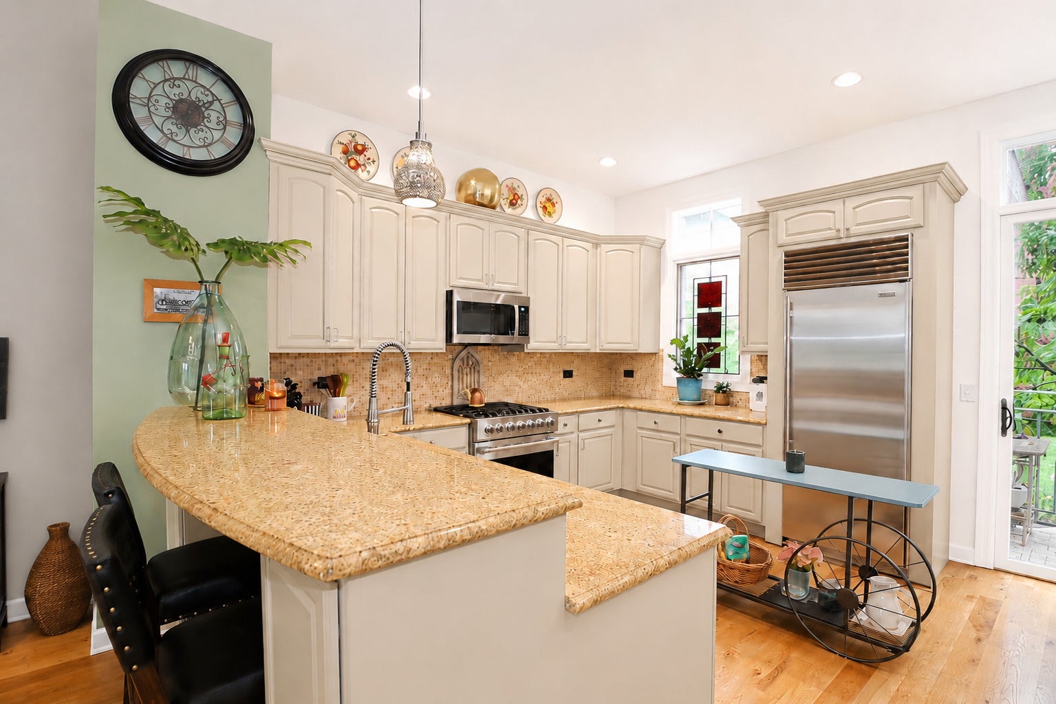161 S Grove Avenue, Elgin, IL 60120 161 S Grove Avenue, Elgin, IL 60120
