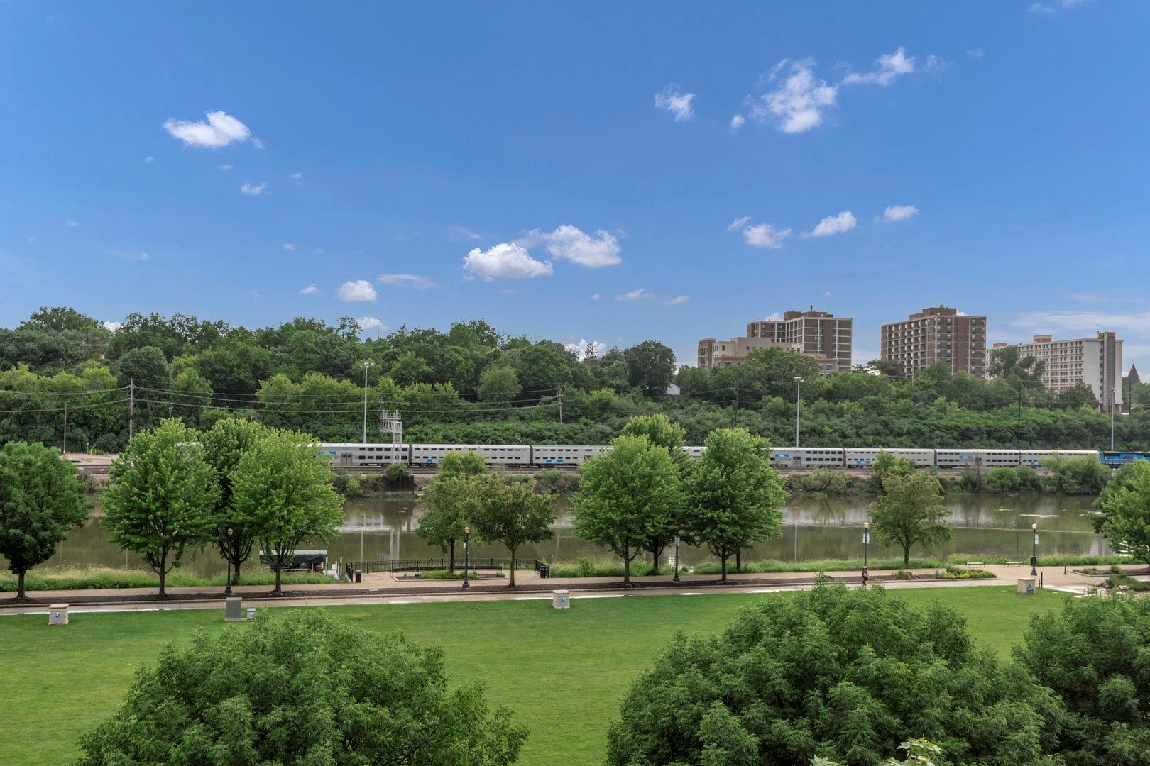 161 S Grove Avenue, Elgin, IL 60120 161 S Grove Avenue, Elgin, IL 60120