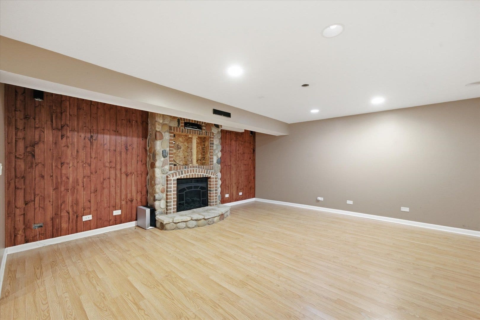 1904 Ione Lane, Aurora, IL 60503 1904 Ione Lane, Aurora, IL 60503