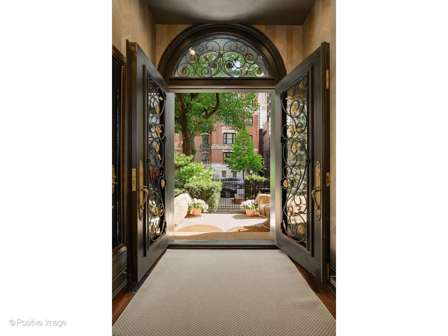 32 E BELLEVUE Place, Chicago, IL 60611