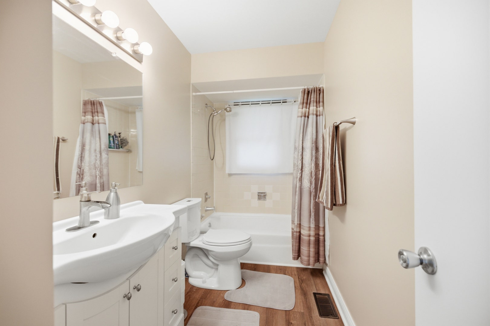 main bathroom for the 3 upstairs bedrooms