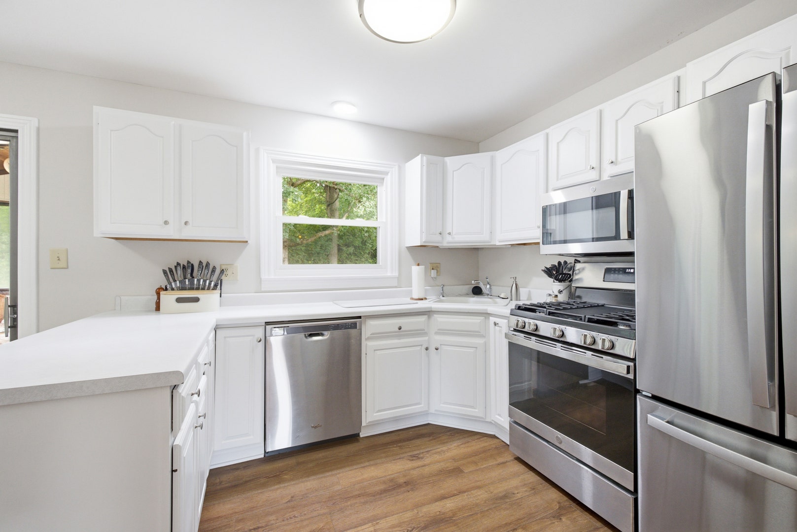 wonderfully laid out kitchen