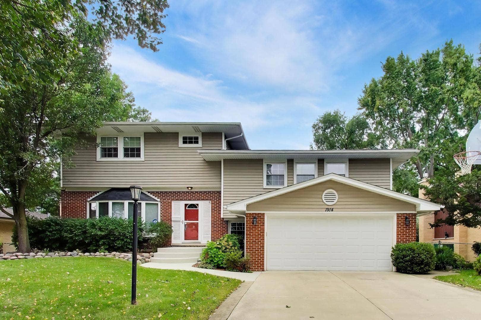 1914 N Burke Drive, Arlington Heights, IL 60004 1914 N Burke Drive, Arlington Heights, IL 60004