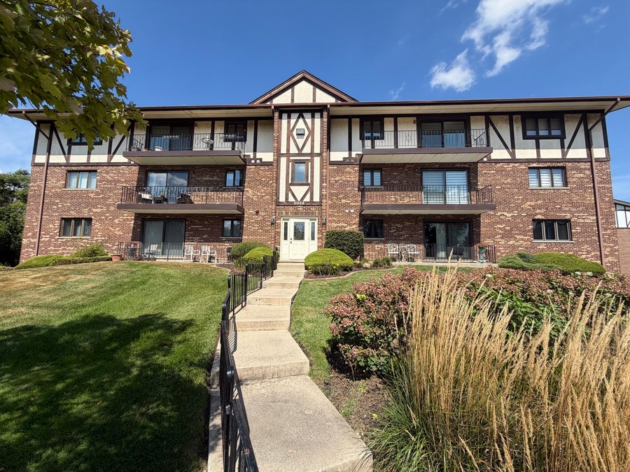 Property photo for 11006 S Theresa Circle, #3B, Palos Hills, IL