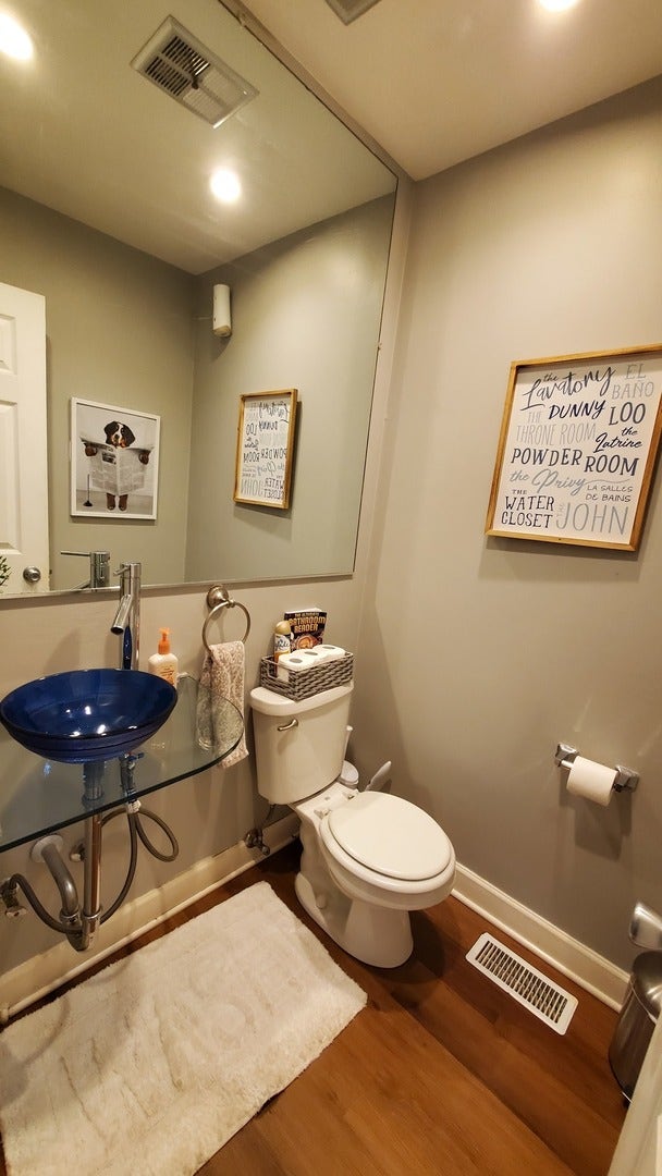 7342 Winthrop Way, #8, Downers Grove, IL 60516 Half bathroom