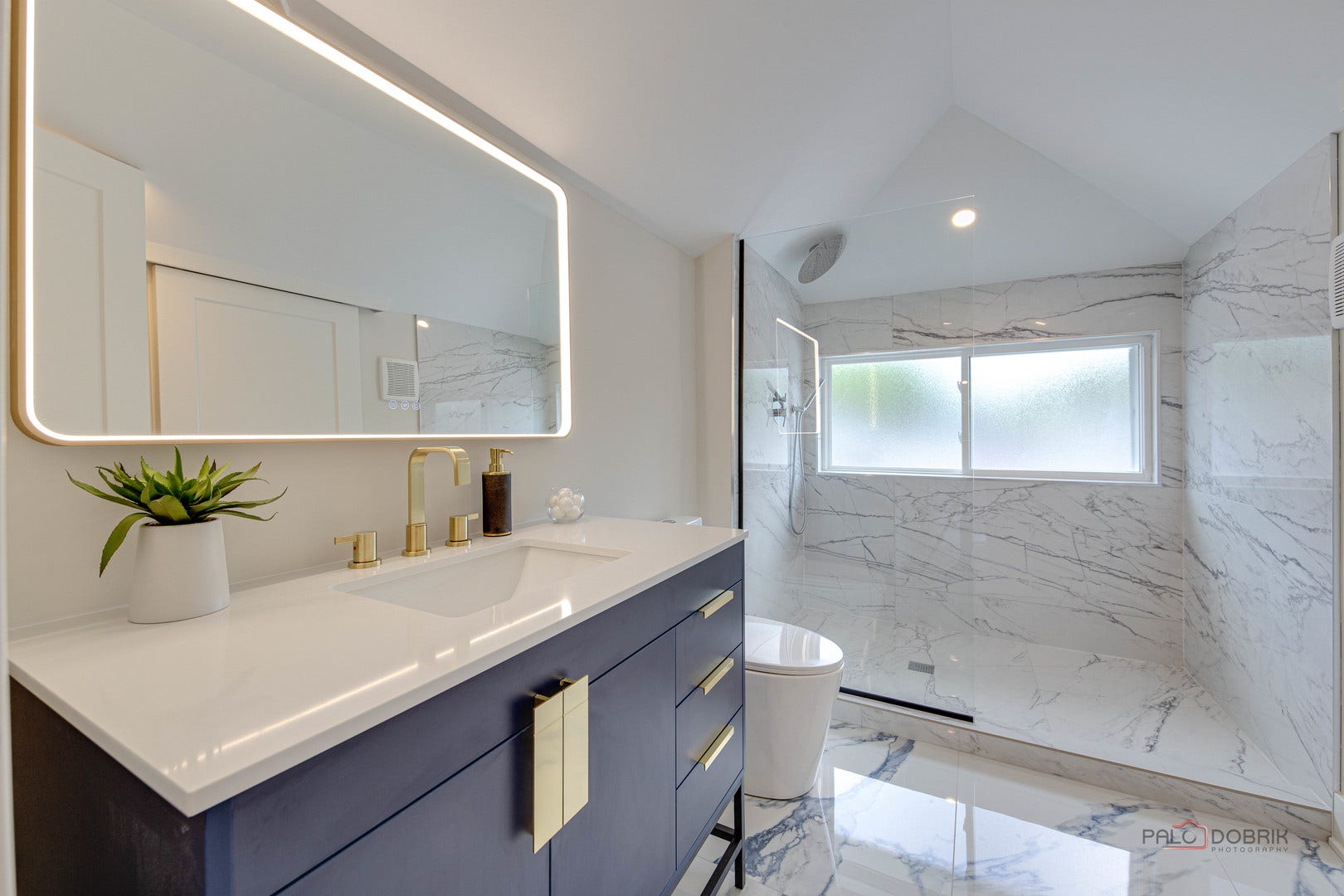 5748 W Eastwood Avenue, Chicago, IL 60630 5748 W Eastwood Avenue, Chicago, IL 60630