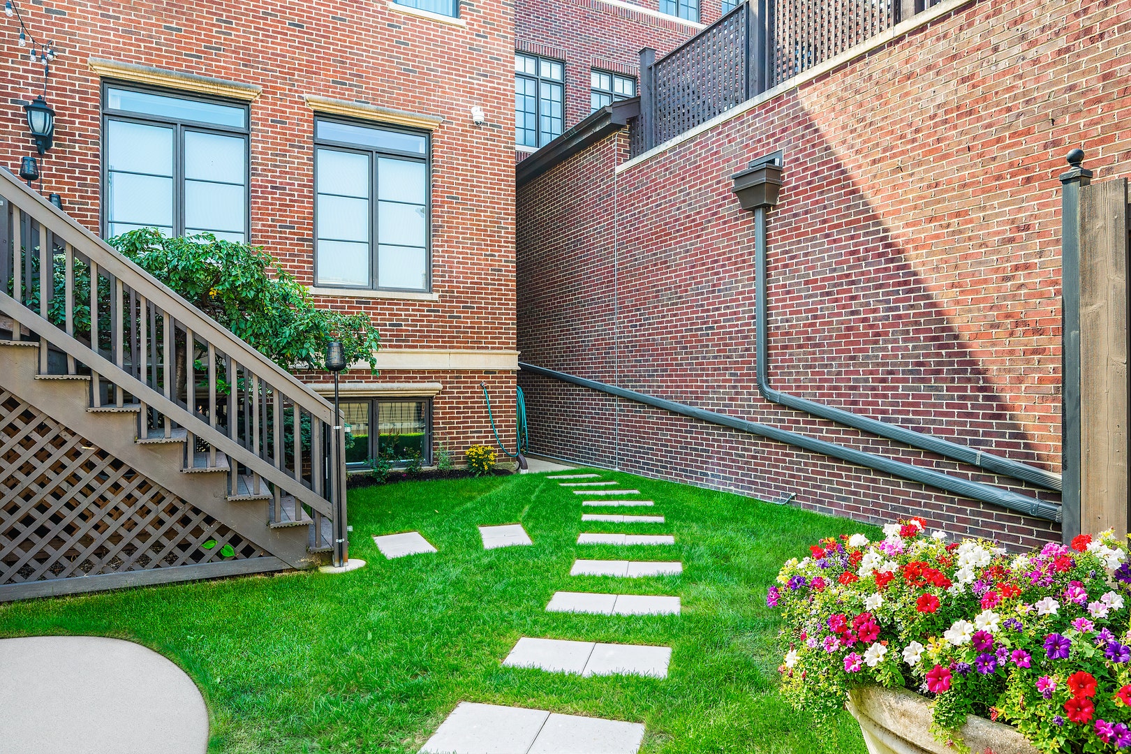 1630 W Surf Street, Chicago, IL 60657