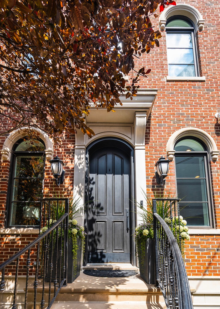 1630 W Surf Street, Chicago, IL 60657
