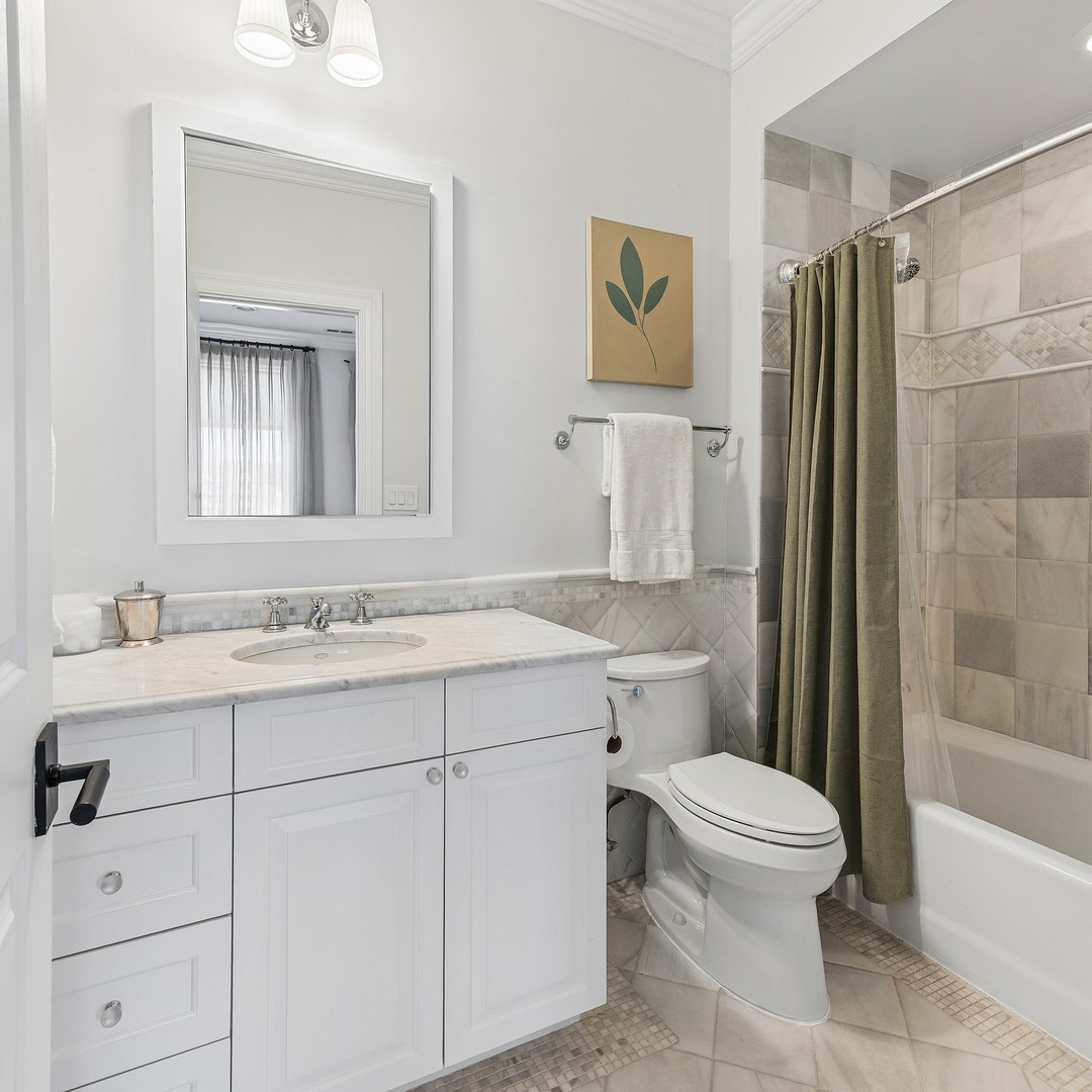 1630 W Surf Street, Chicago, IL 60657