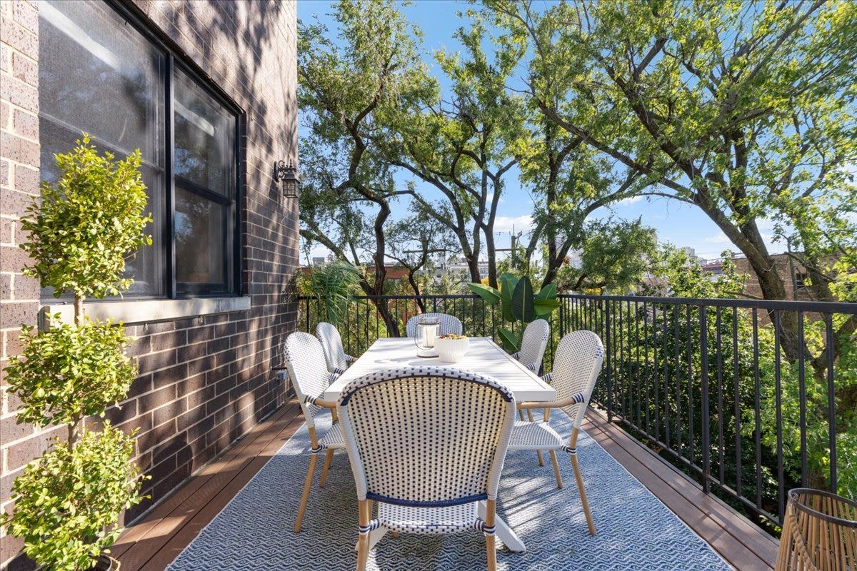823 W WOLFRAM Street, #3E, Chicago, IL 60657 Rear private deck accessible within the unit's com