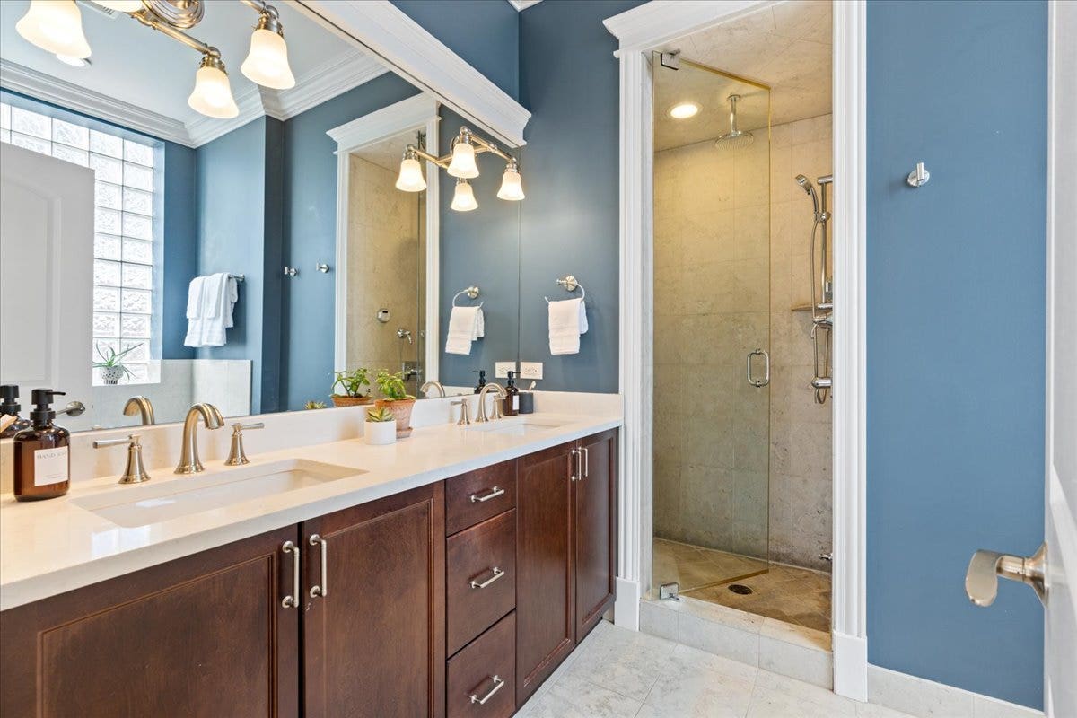 823 W WOLFRAM Street, #3E, Chicago, IL 60657 Primary bath with steam shower