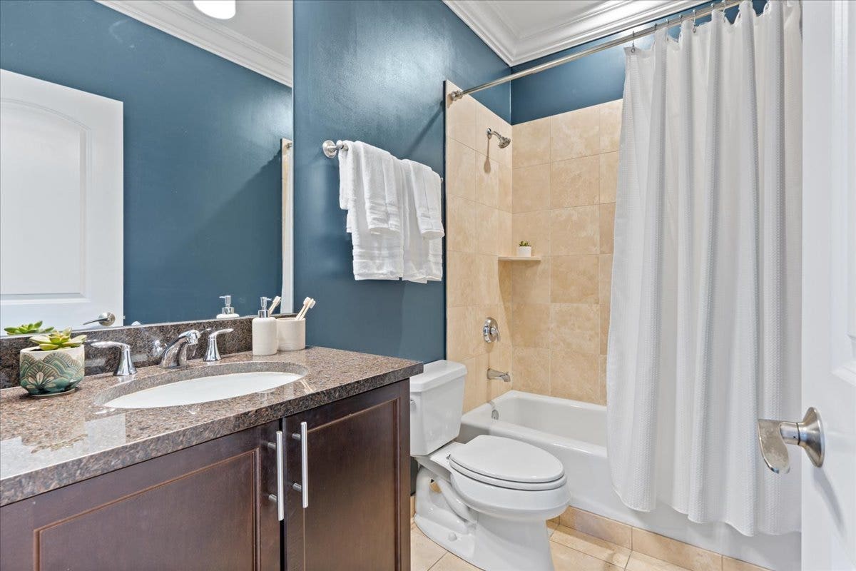 823 W WOLFRAM Street, #3E, Chicago, IL 60657 Second full bath