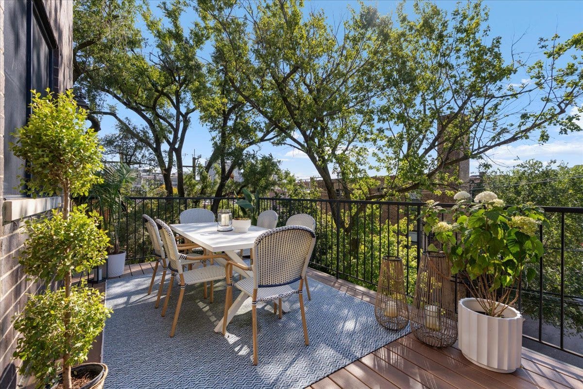 823 W WOLFRAM Street, #3E, Chicago, IL 60657 Rear private deck accessible within the unit's com