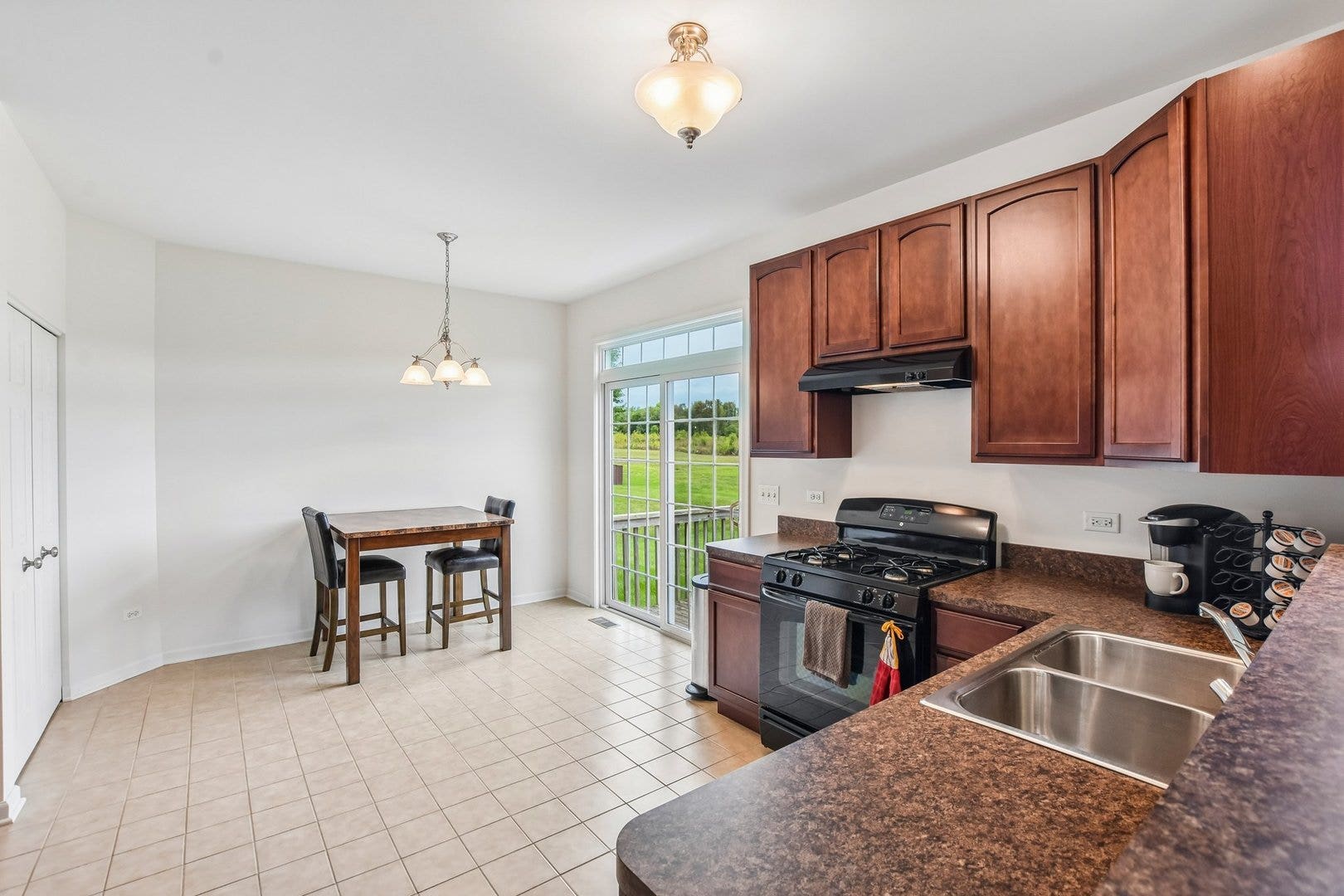 586 WEXFORD Drive, Elgin, IL 60124 586 WEXFORD Drive, Elgin, IL 60124
