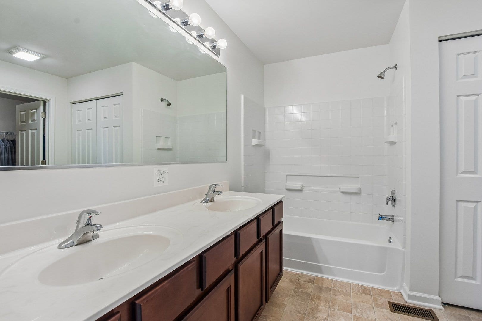 586 WEXFORD Drive, Elgin, IL 60124 586 WEXFORD Drive, Elgin, IL 60124