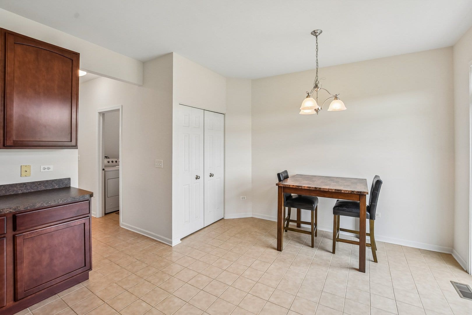 586 WEXFORD Drive, Elgin, IL 60124 586 WEXFORD Drive, Elgin, IL 60124