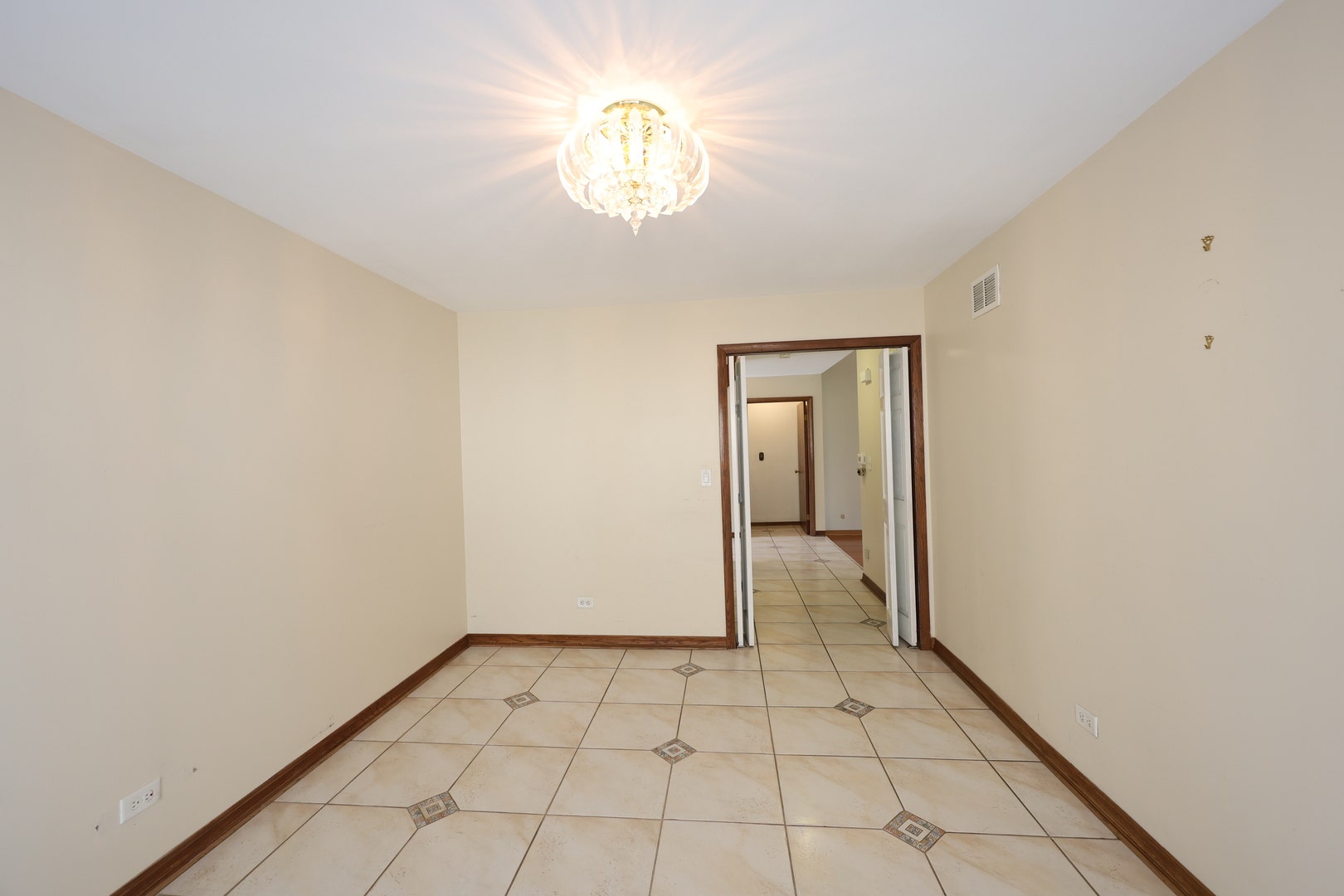 8315 Helen Court, Downers Grove, IL 60516 8315 Helen Court, Downers Grove, IL 60516