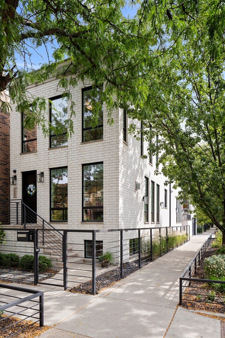 2057 N Oakley Avenue, Chicago, IL 60647 2057 N Oakley Avenue, Chicago, IL 60647