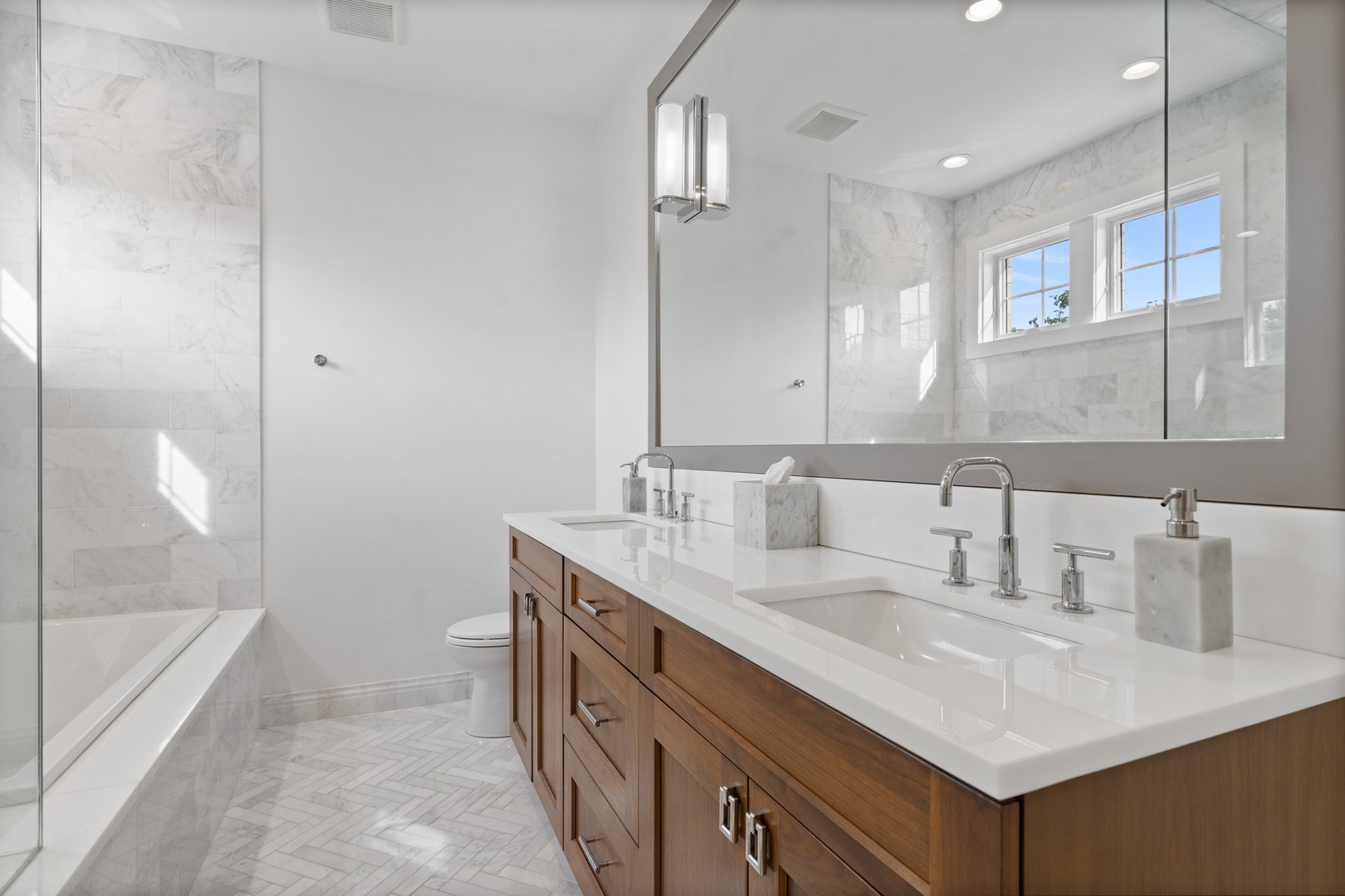 2057 N Oakley Avenue, Chicago, IL 60647 2057 N Oakley Avenue, Chicago, IL 60647