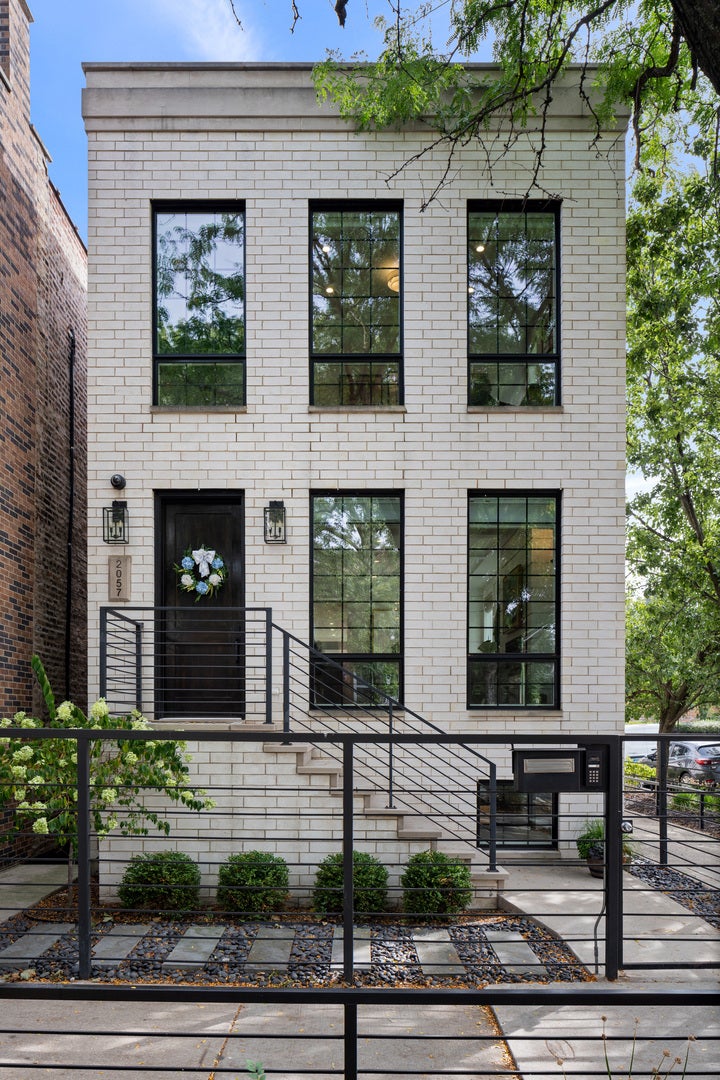 2057 N Oakley Avenue, Chicago, IL 60647 2057 N Oakley Avenue, Chicago, IL 60647
