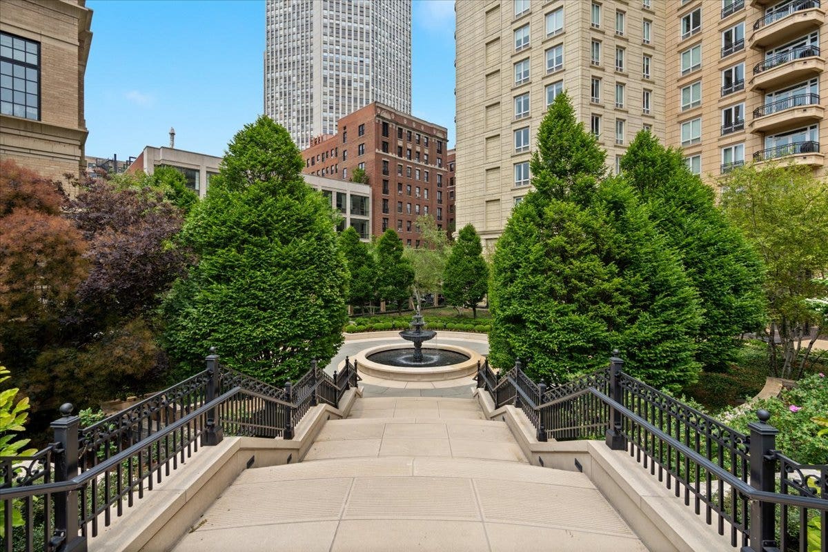 451 W Deming Place, Chicago, IL 60614