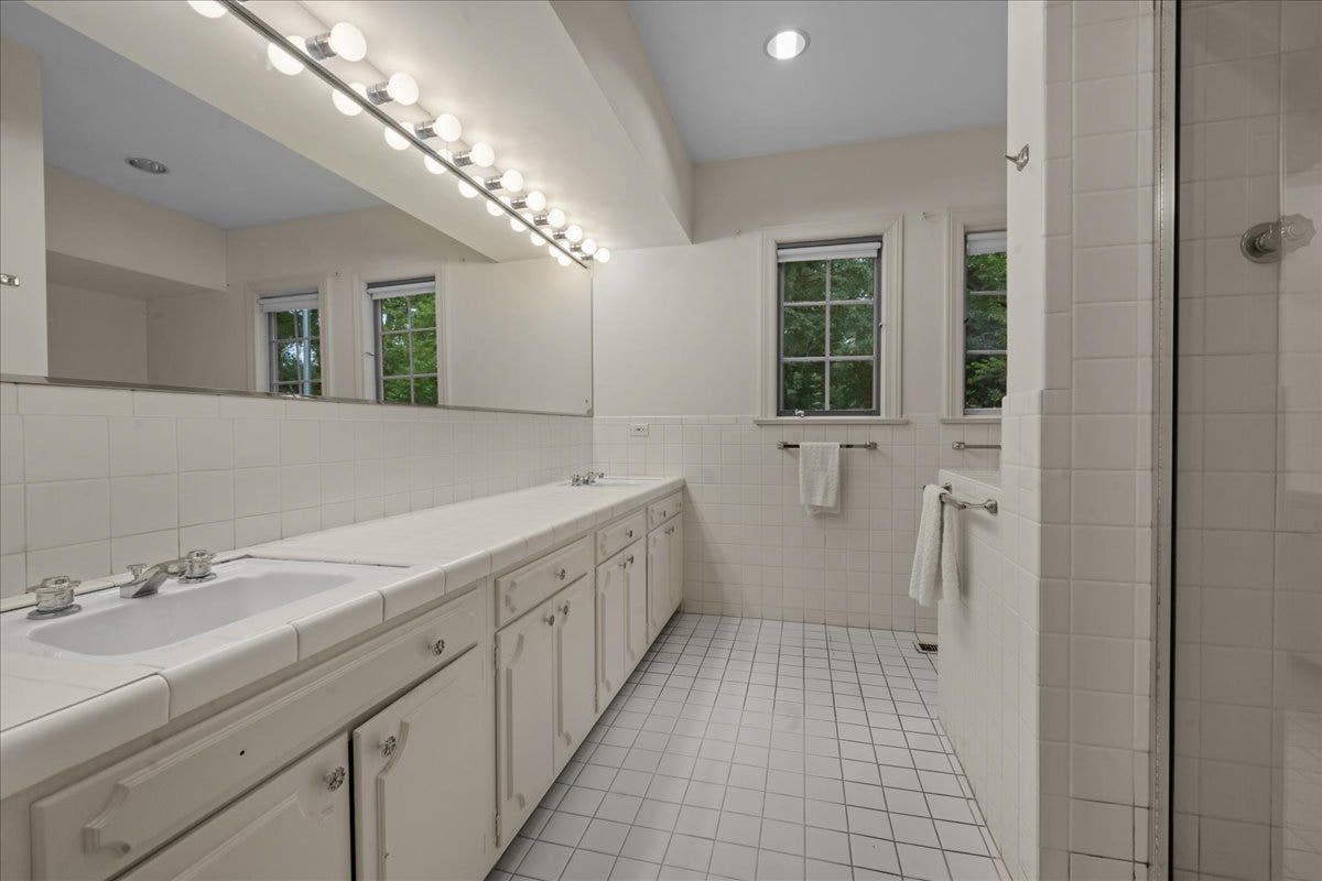 64 Locust Road, Winnetka, IL 60093 64 Locust Road, Winnetka, IL 60093