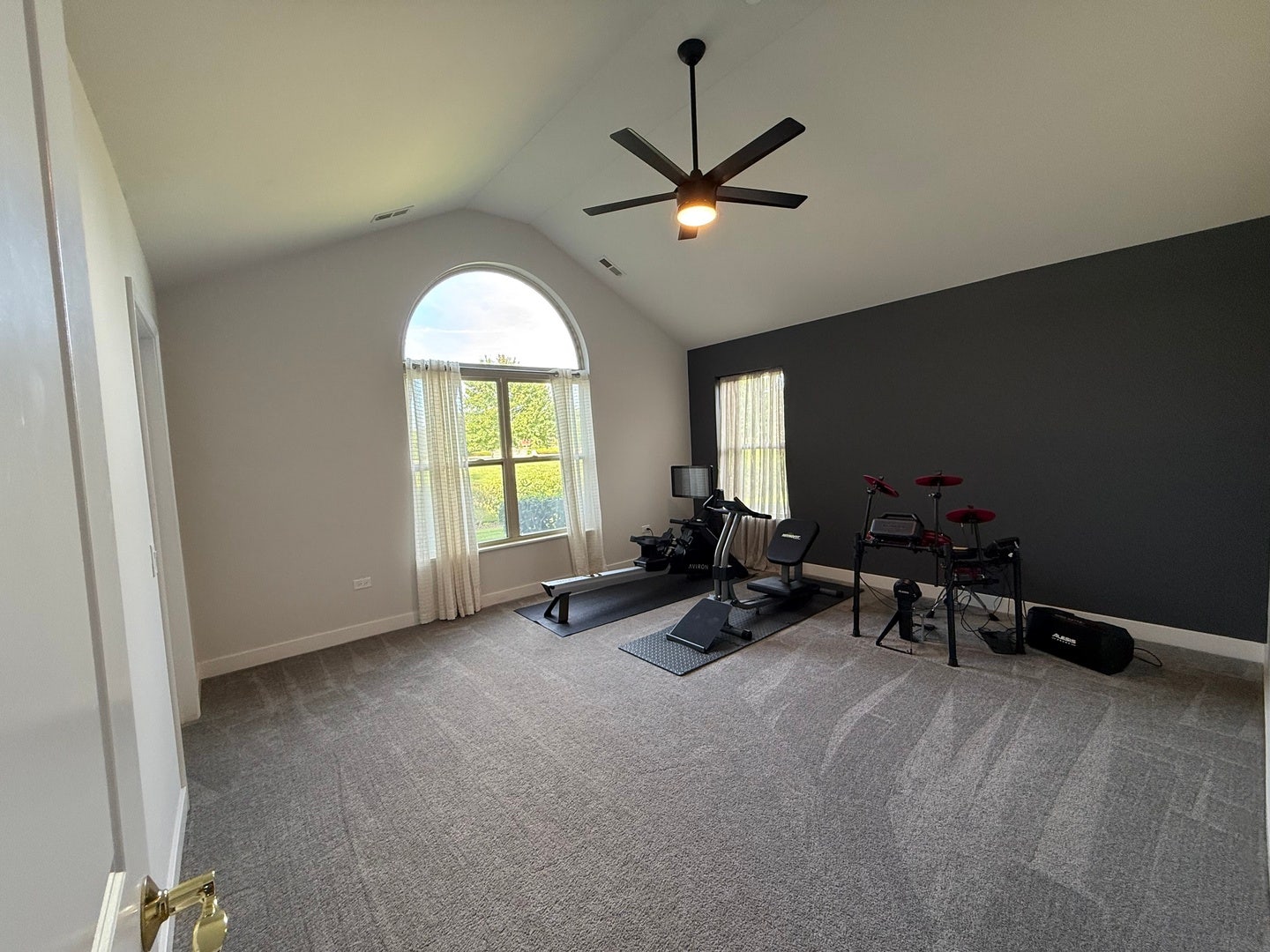 Vaulted 13' Ceilings and Walk-In Closet
