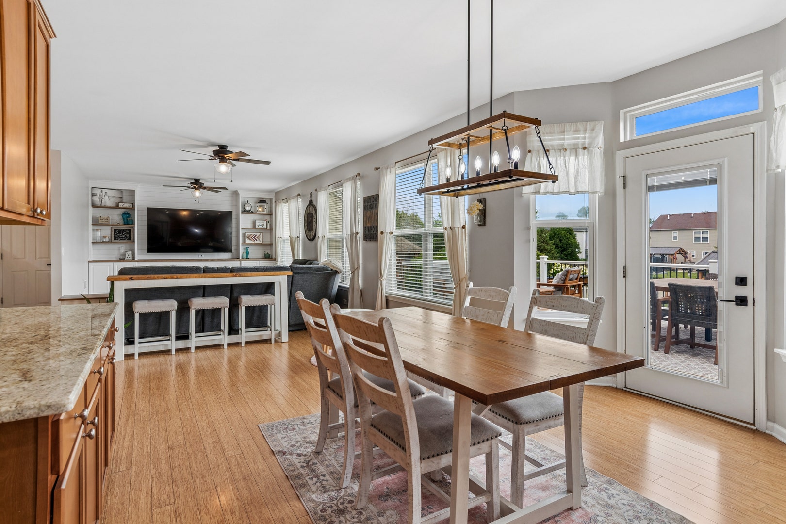 711 Jorstad Drive, North Aurora, IL 60542 Beautiful bamboo laminate flooring throughout main