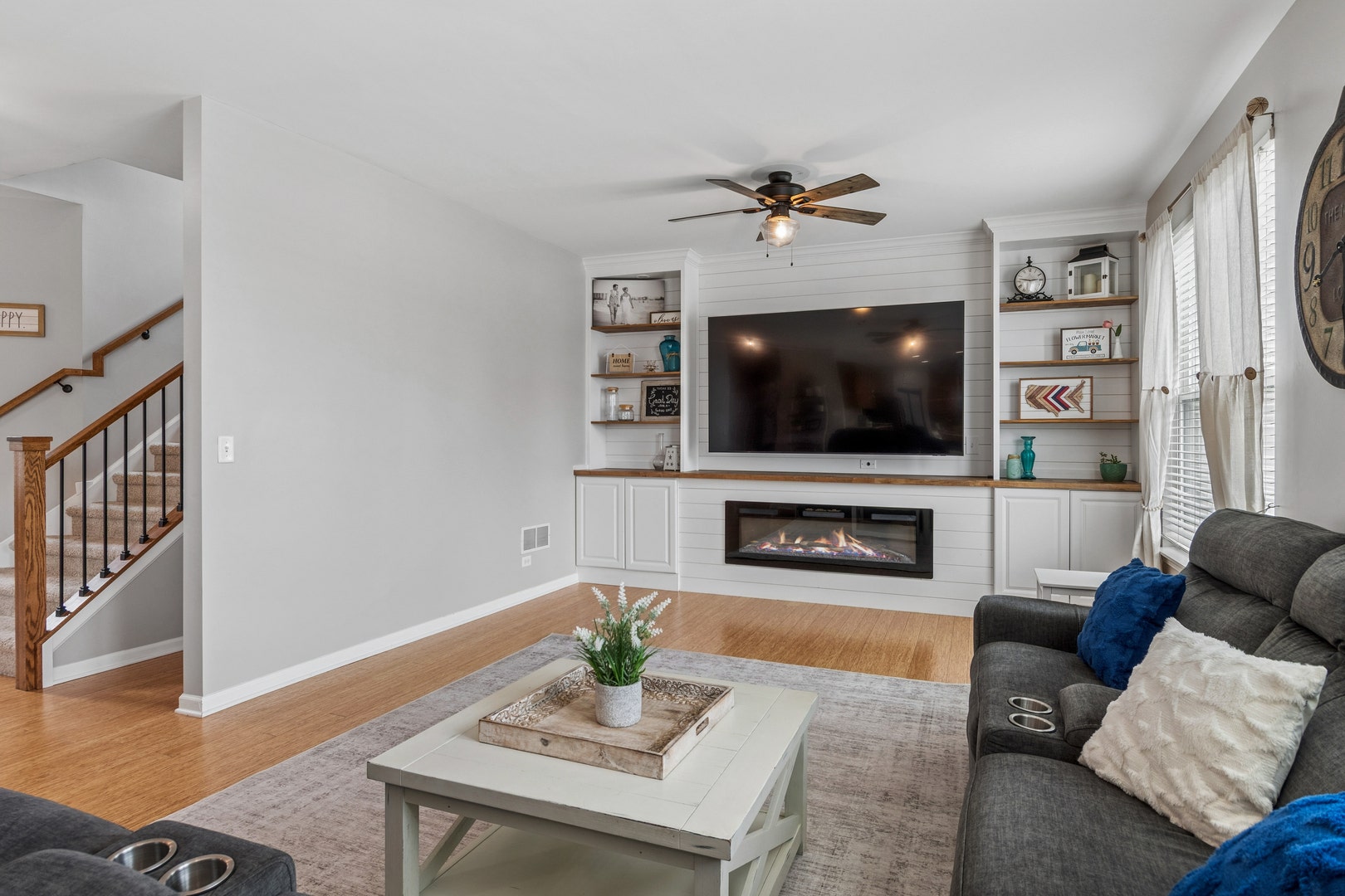 711 Jorstad Drive, North Aurora, IL 60542 Light bright and open floorplan...great design!