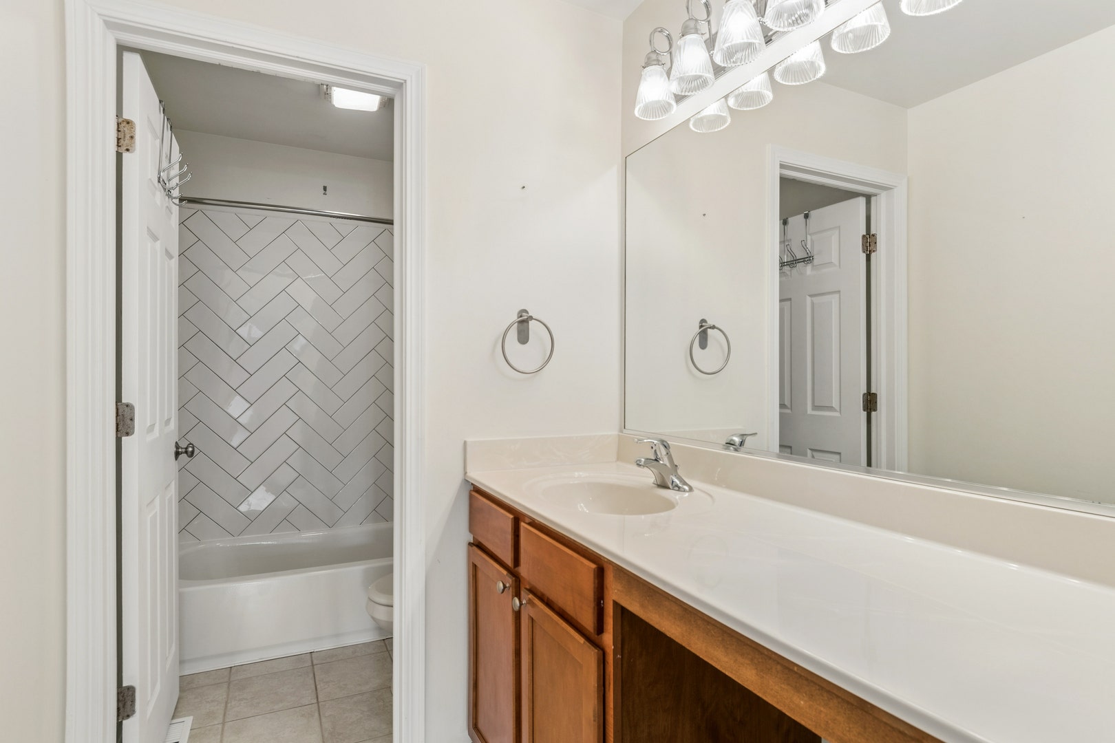 711 Jorstad Drive, North Aurora, IL 60542 Hall bathroom 2nd level with new stylish tile surr