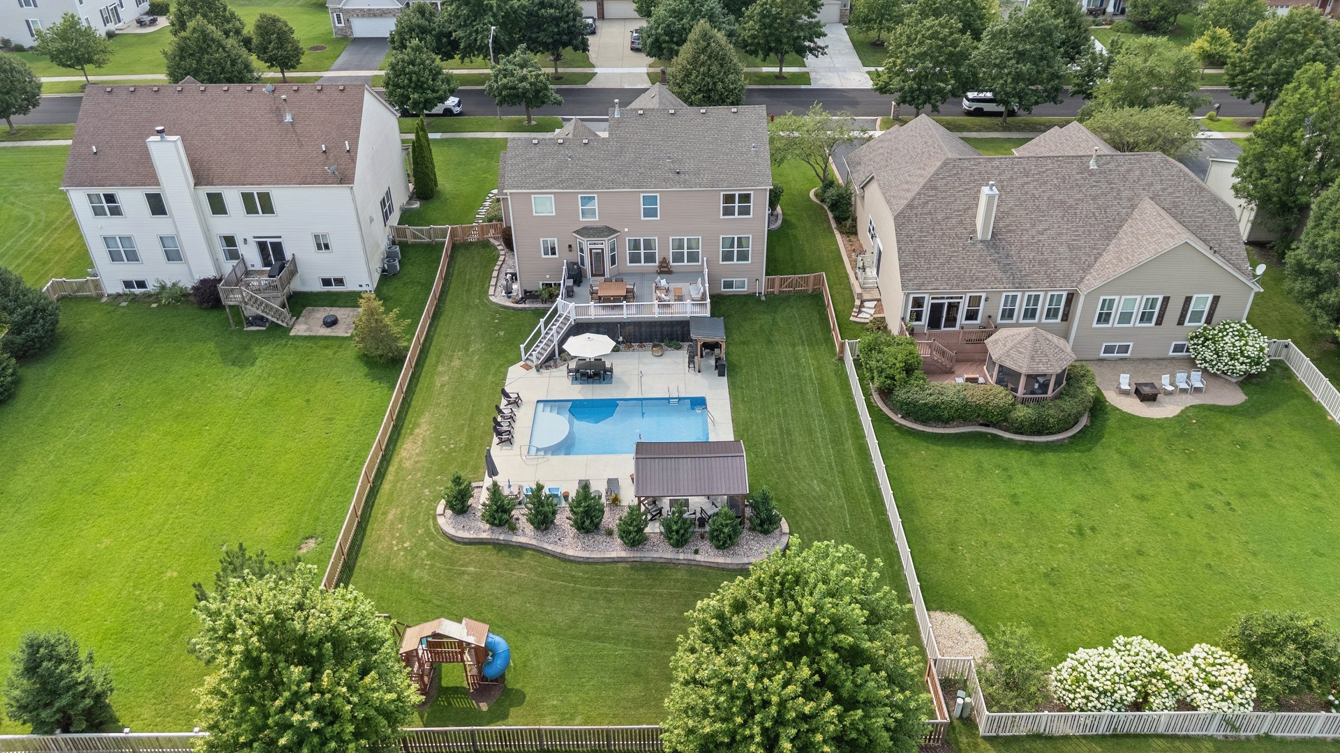 711 Jorstad Drive, North Aurora, IL 60542 Move in and enjoy!