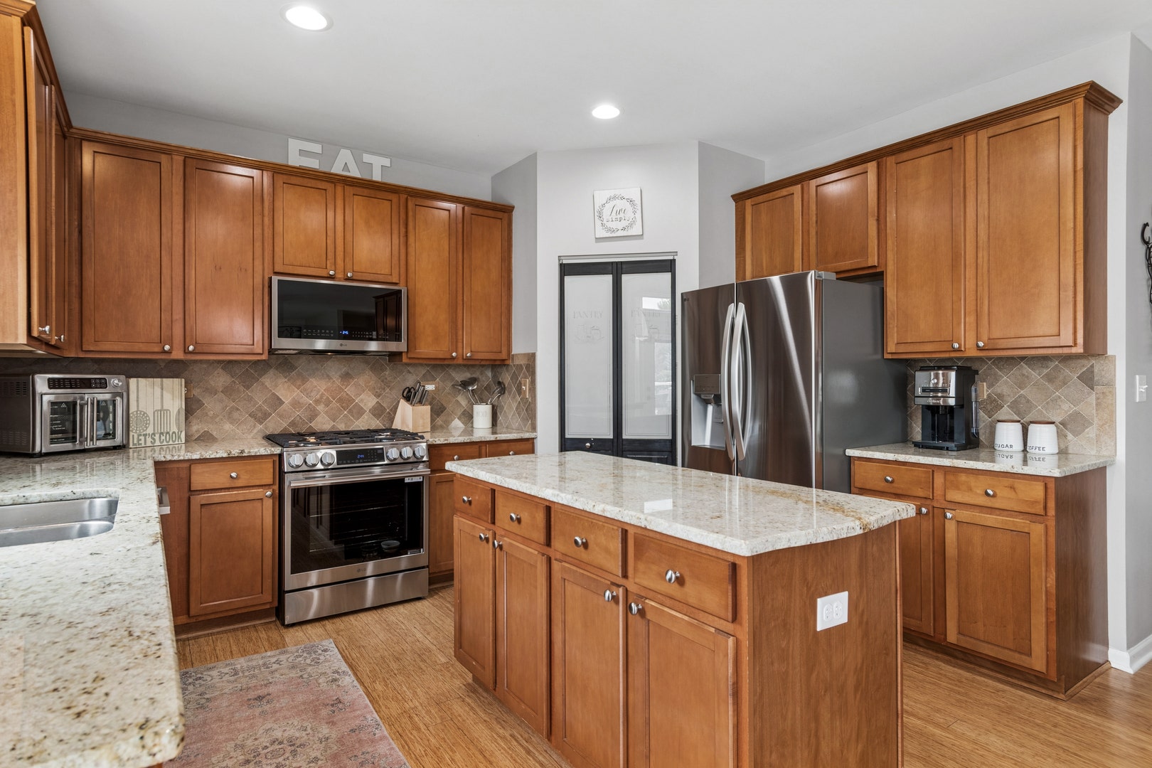 711 Jorstad Drive, North Aurora, IL 60542 Brand new appliances! Nice walk in pantry!