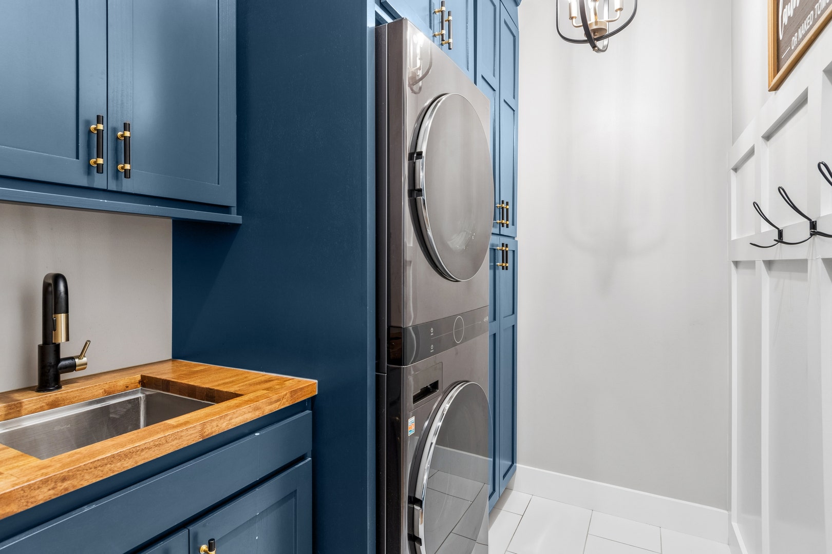 711 Jorstad Drive, North Aurora, IL 60542 Recently renovated custom cabinetry (floor to ceil