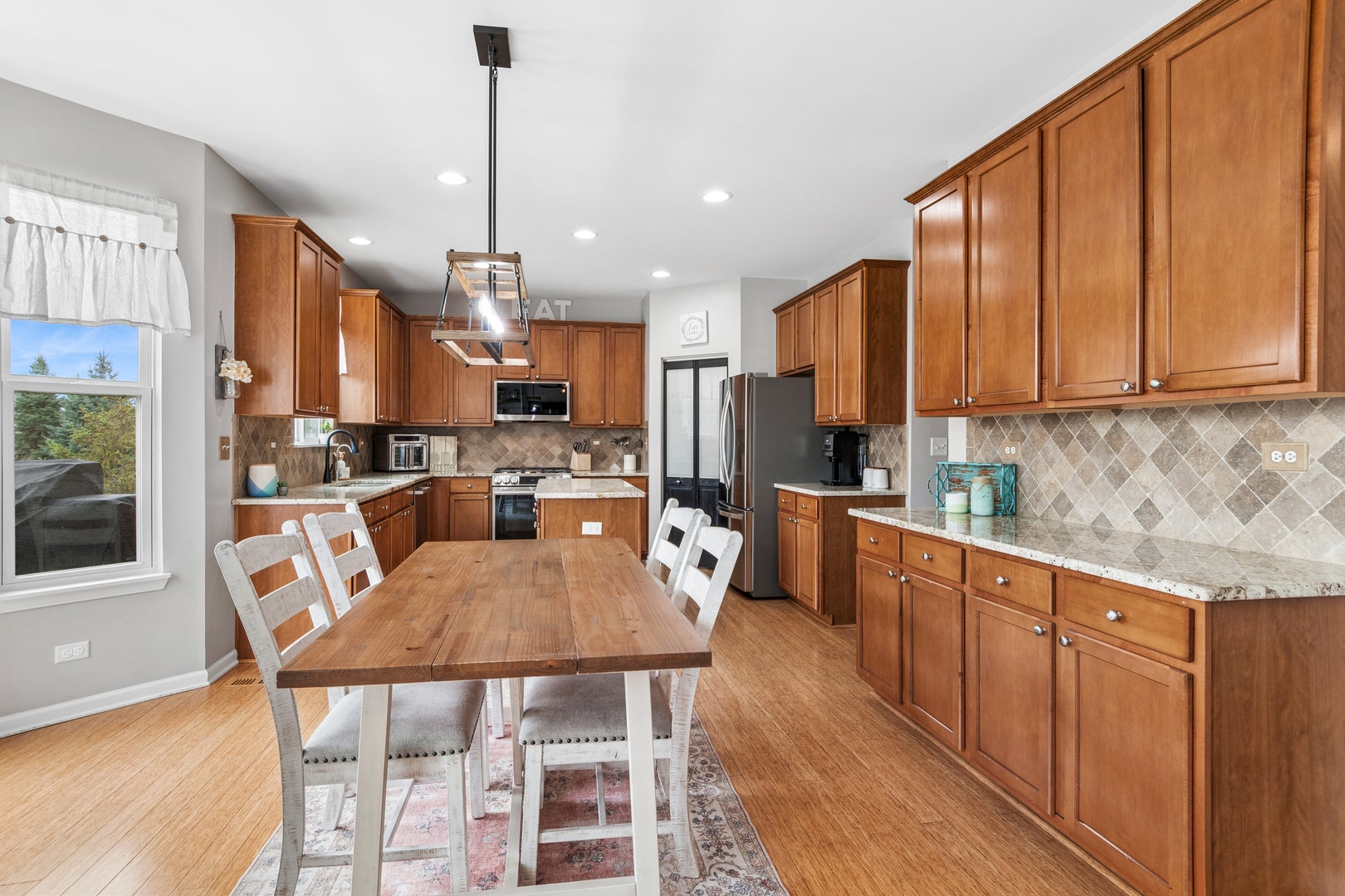 711 Jorstad Drive, North Aurora, IL 60542 Great kitchen with plenty of storage and workspace