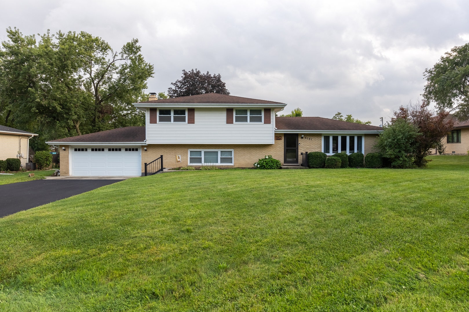 6121 James Street, Tinley Park, IL 60477 6121 James Street, Tinley Park, IL 60477