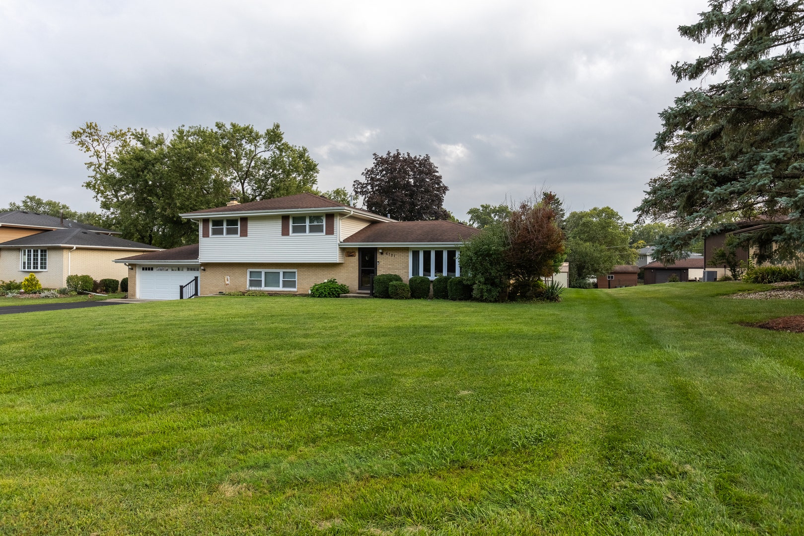 6121 James Street, Tinley Park, IL 60477 6121 James Street, Tinley Park, IL 60477