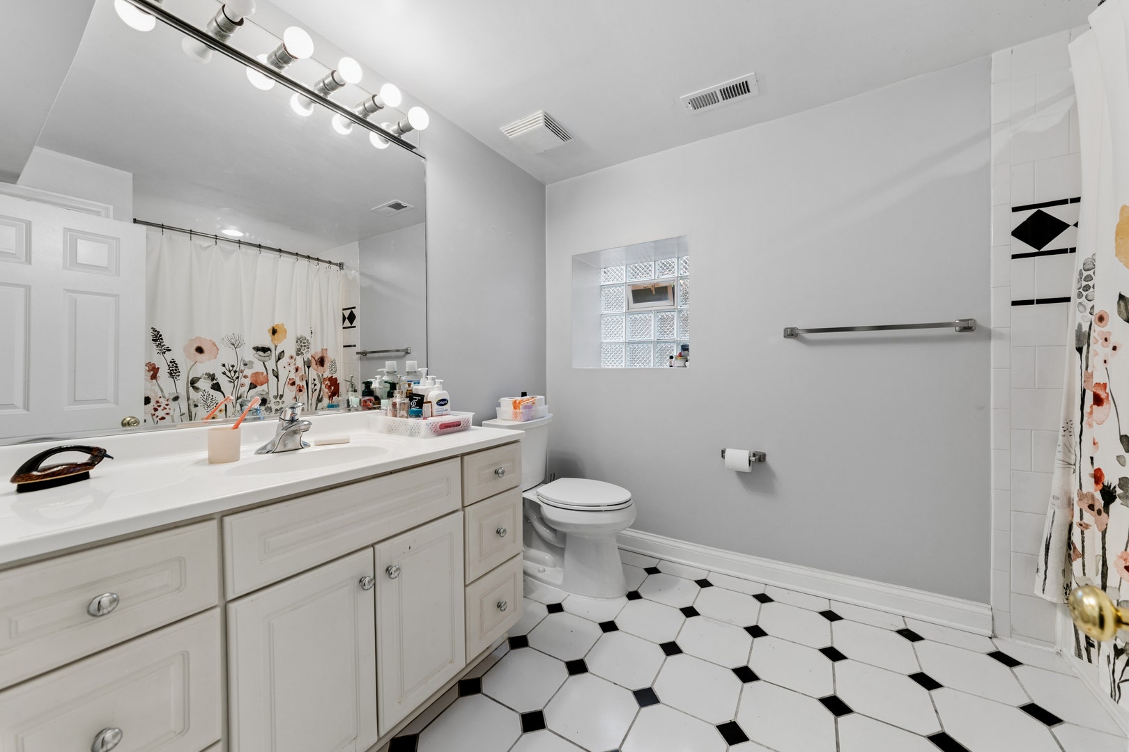 1723 W Foster Avenue, Chicago, IL 60640 1723 W Foster Avenue, Chicago, IL 60640