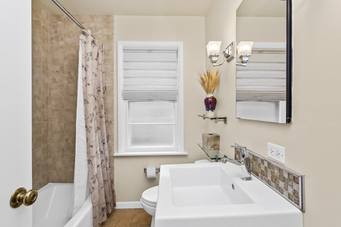 2761 Lincolnwood Drive, Evanston, IL 60201 2761 Lincolnwood Drive, Evanston, IL 60201