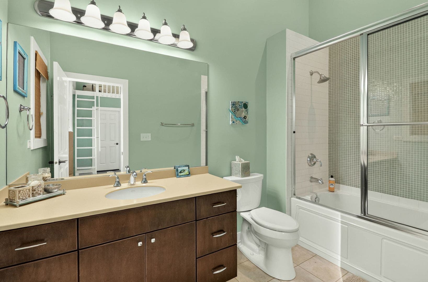 Bedroom #4's private en suite bathroom