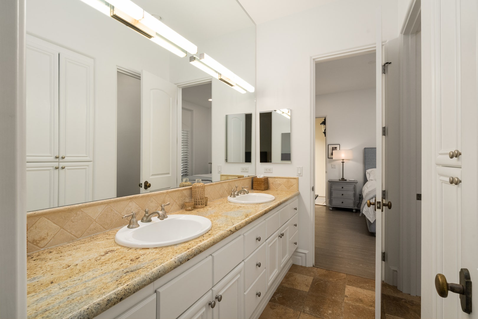 1040 Crest Drive, Encinitas, CA 92024