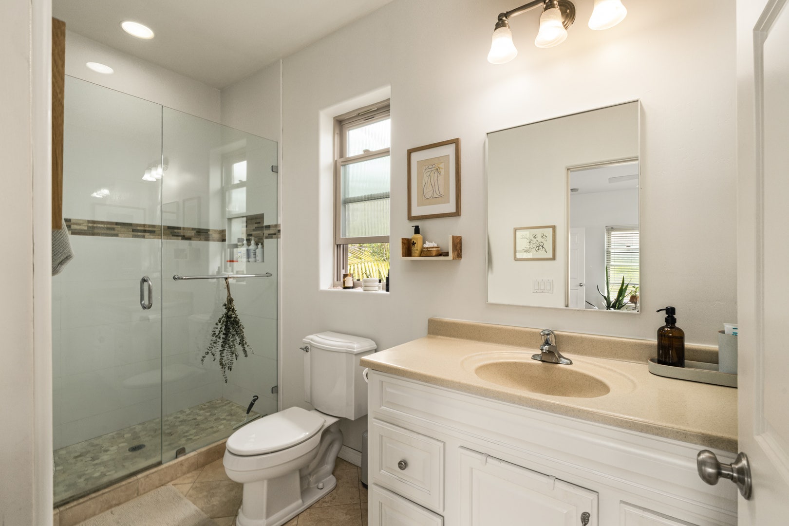 1040 Crest Drive, Encinitas, CA 92024