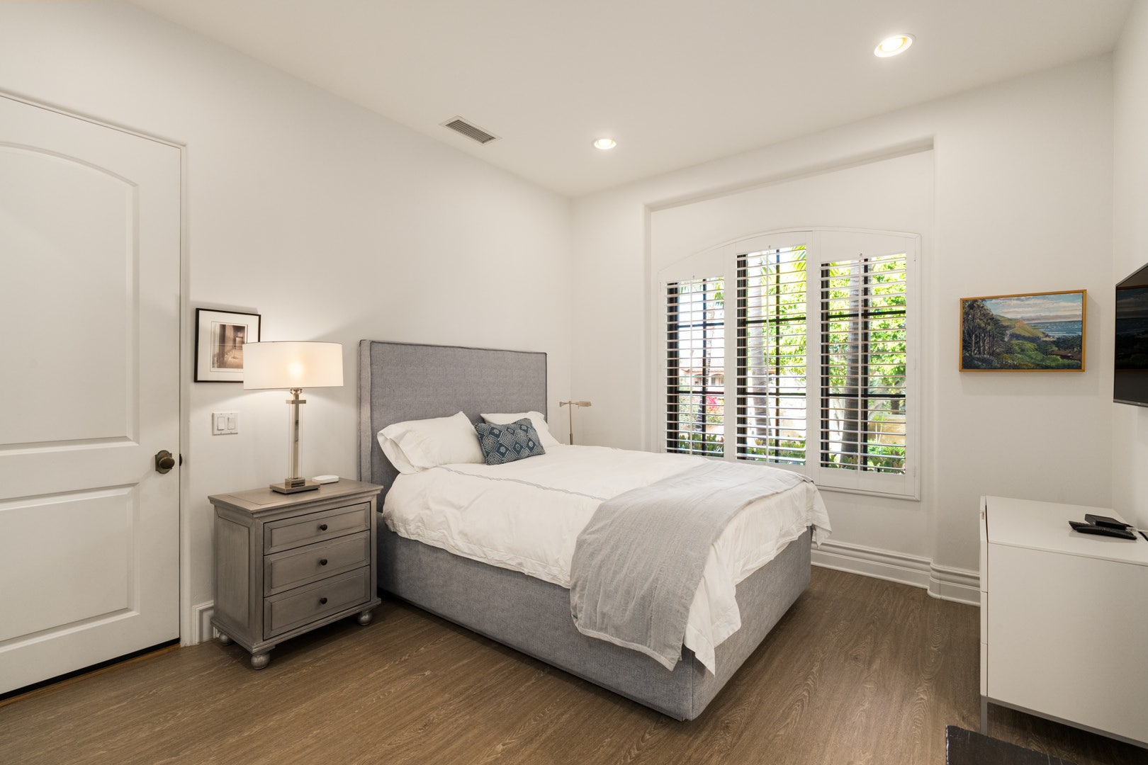 1040 Crest Drive, Encinitas, CA 92024