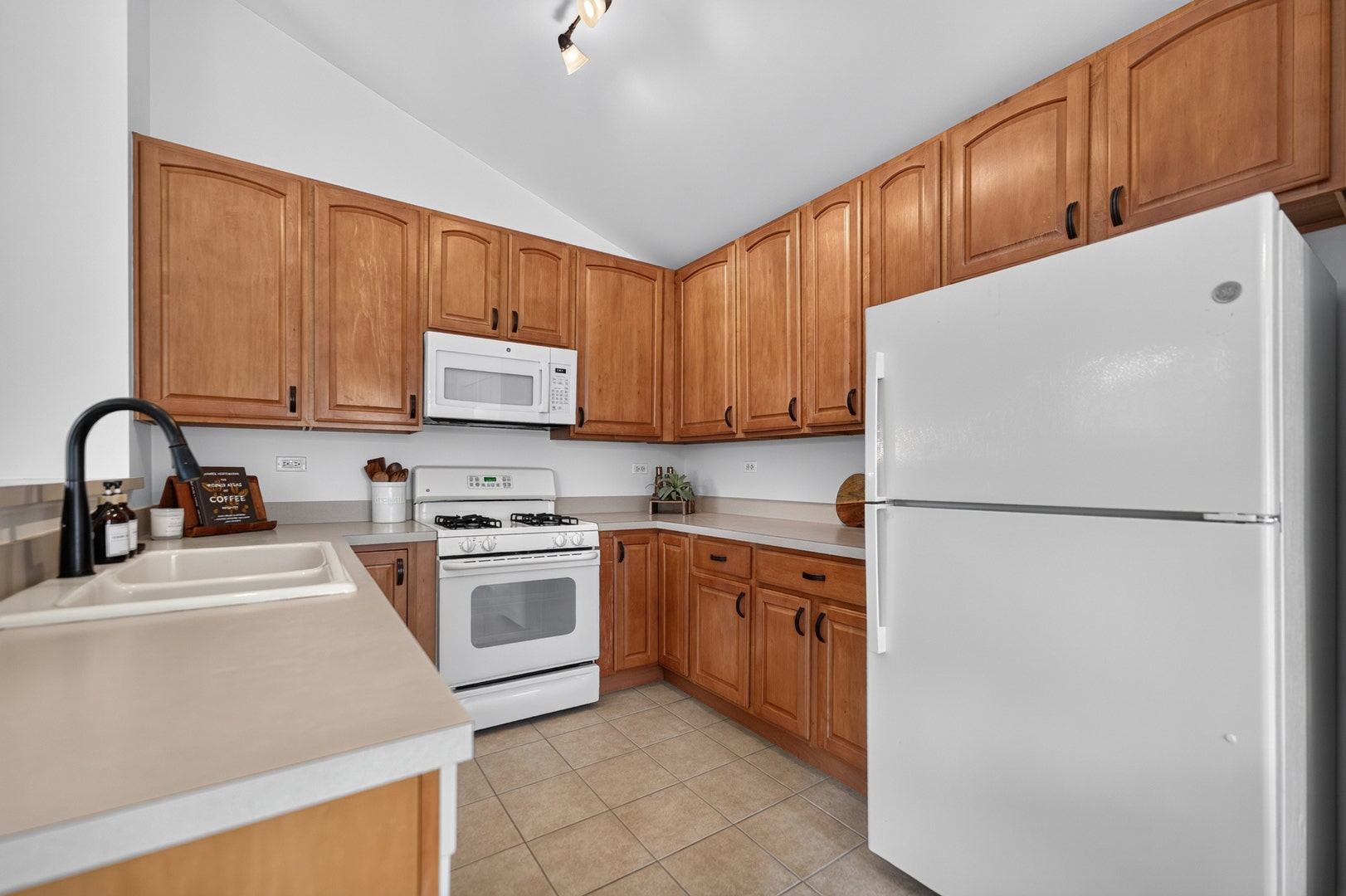 2429 Emily Lane, Elgin, IL 60124 2429 Emily Lane, Elgin, IL 60124