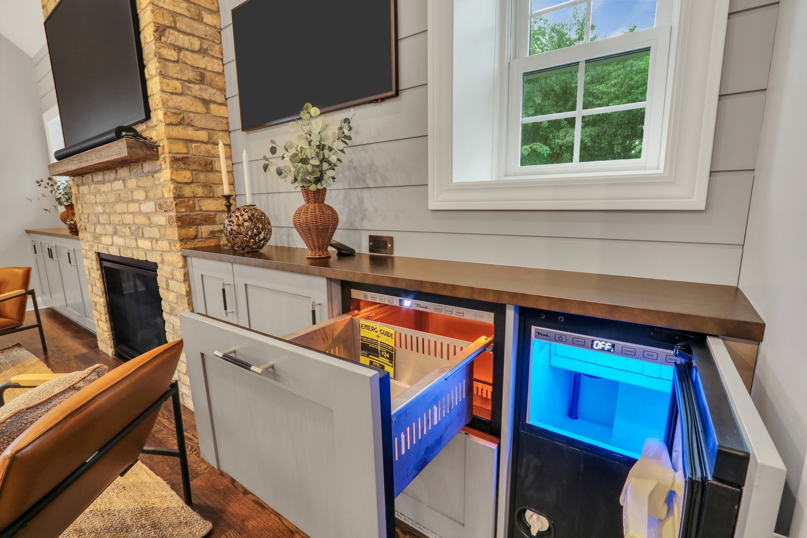 39675 Orchard Bluff Lane, Wadsworth, IL 60083 No need to go to kitchen for refreshment!