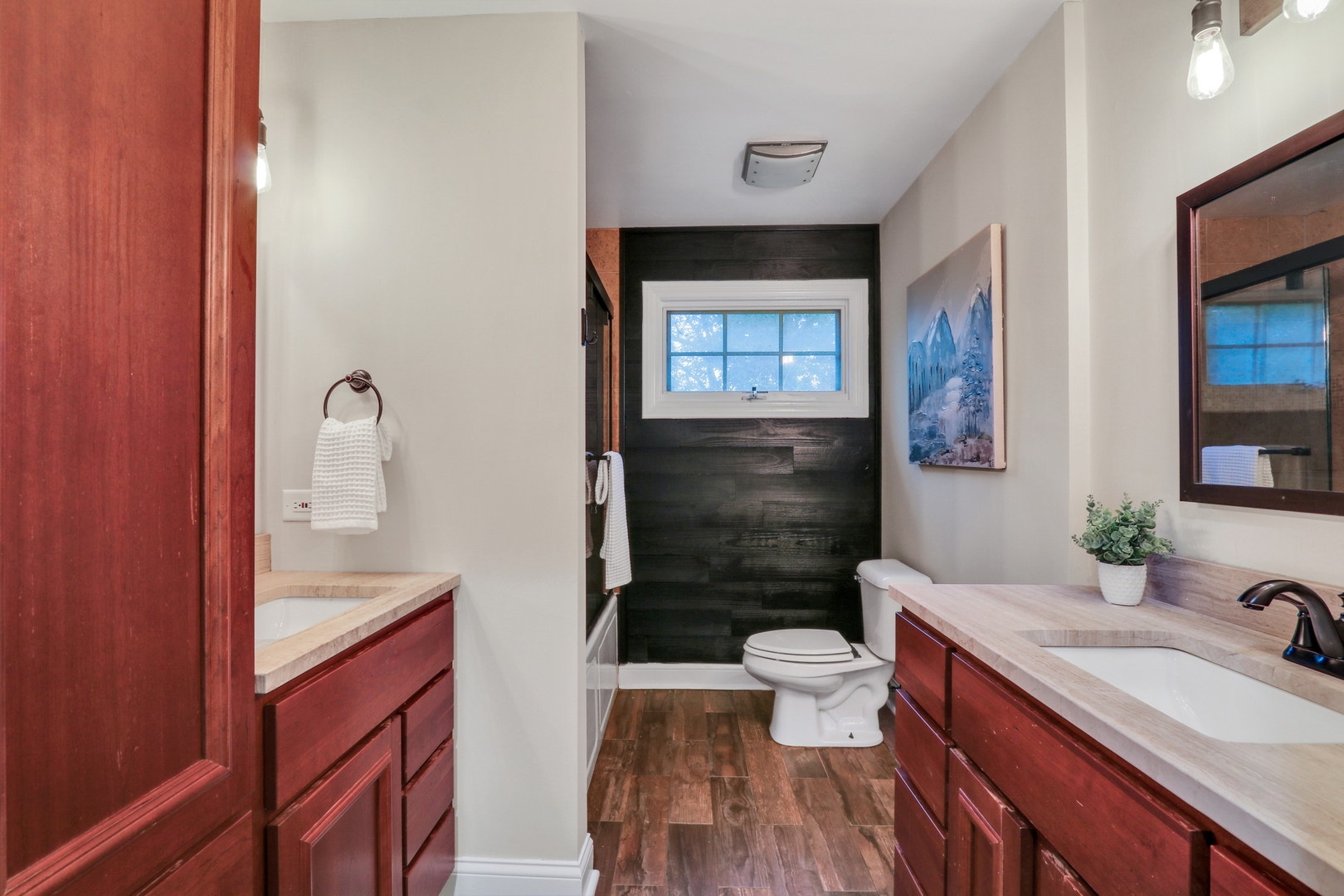 39675 Orchard Bluff Lane, Wadsworth, IL 60083 Main level full bath