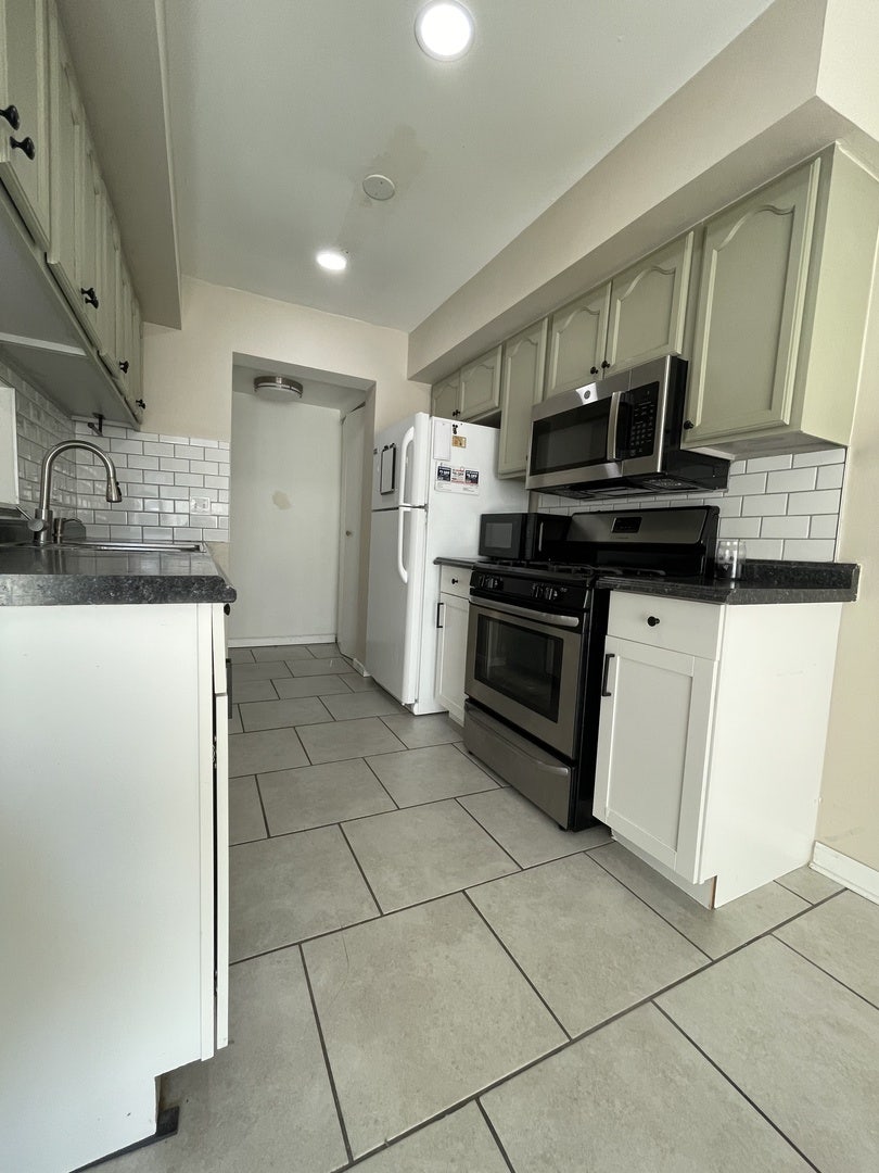 212 Hudson Court, #B, Bolingbrook, IL 60440
