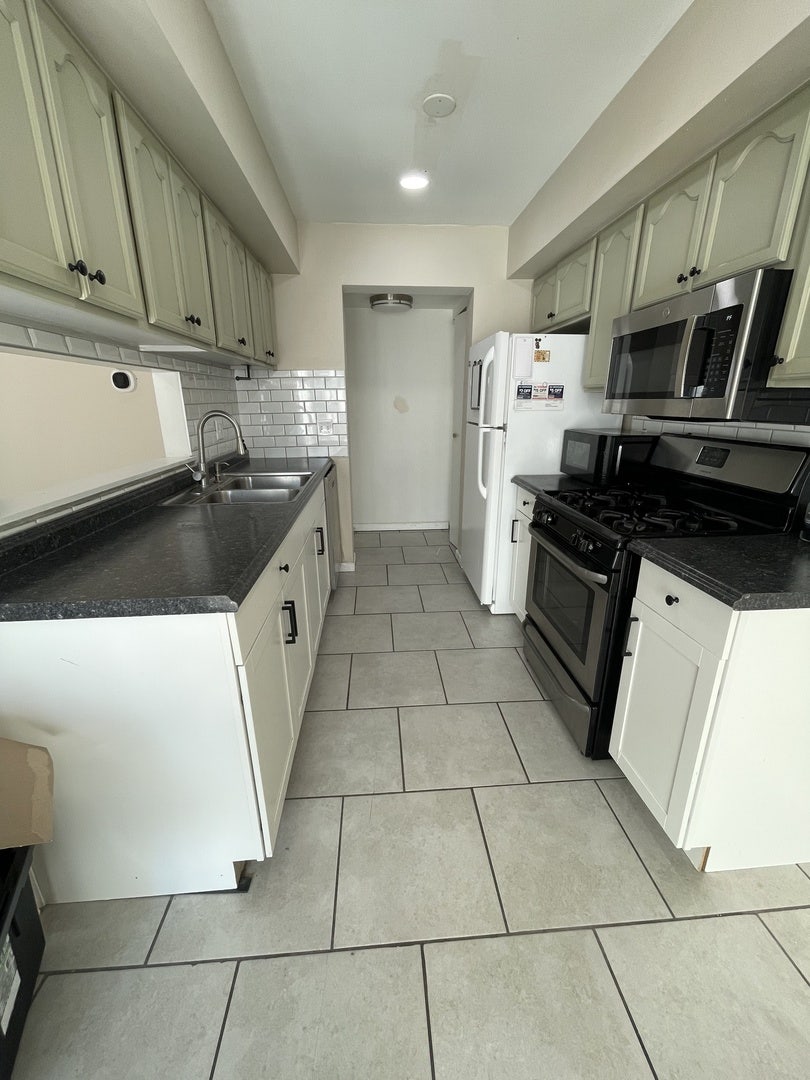 212 Hudson Court, #B, Bolingbrook, IL 60440